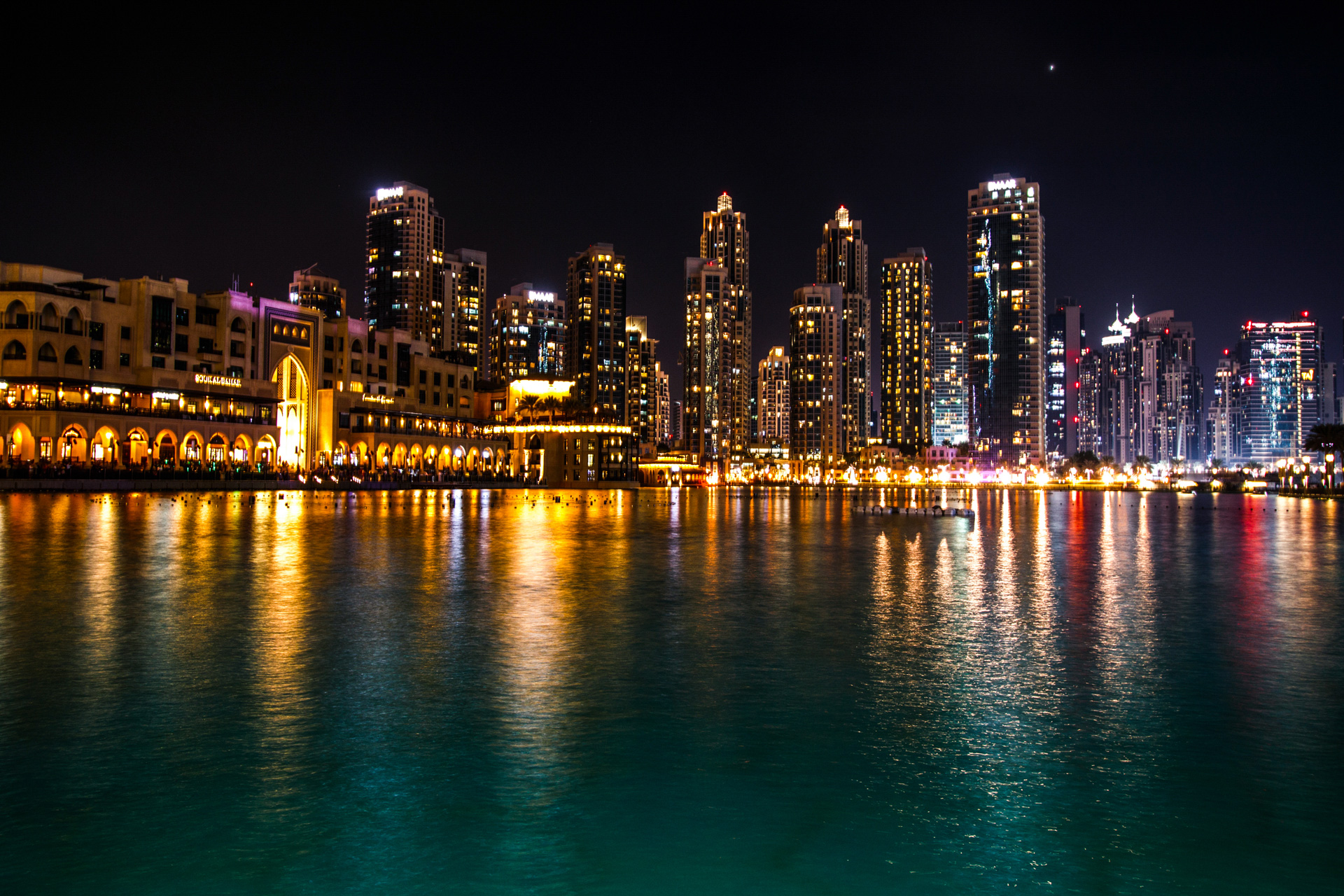 sparkling-dubai-skyscrapers-reflect-water-night